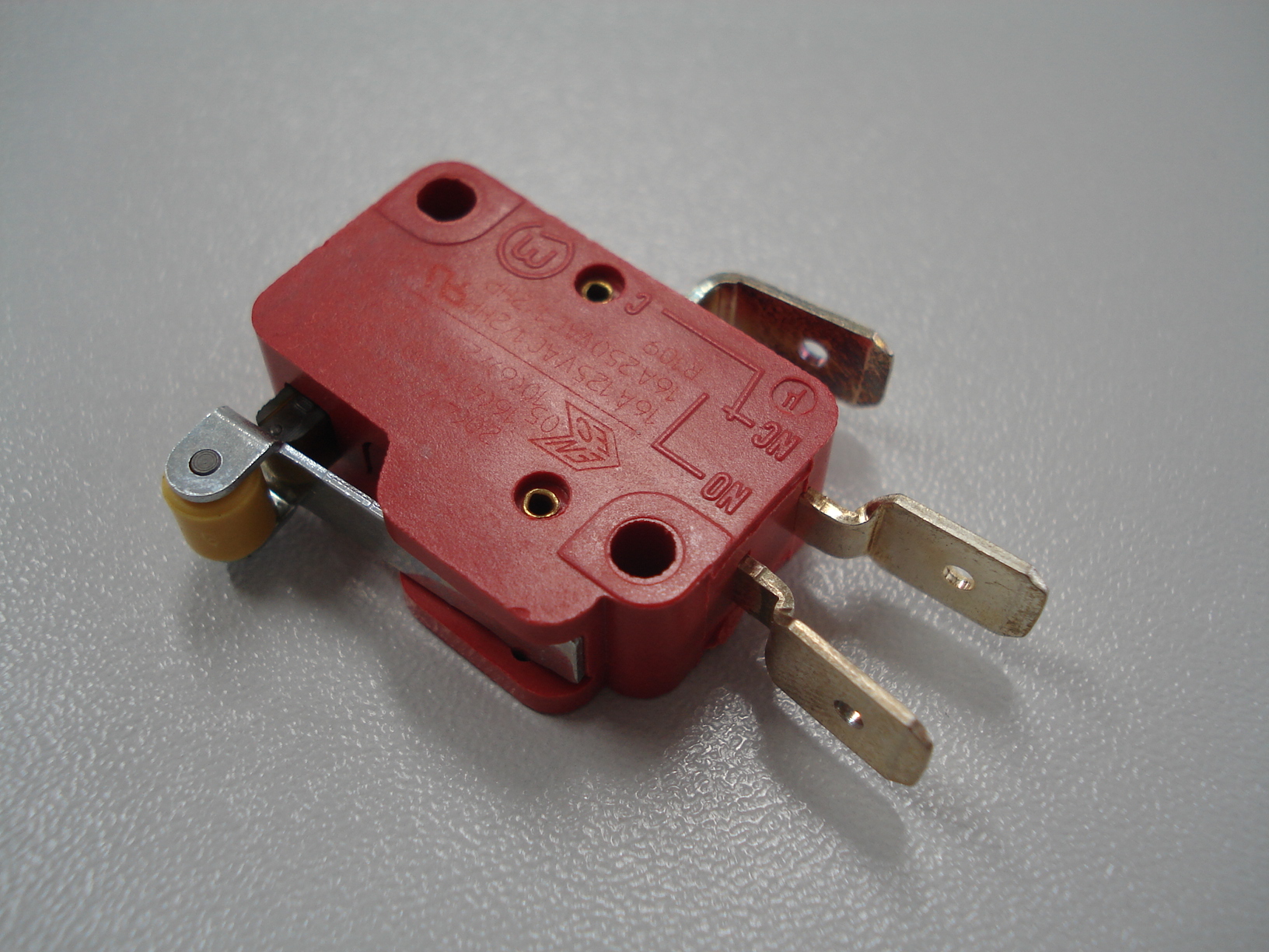 mikrospínač červený 16A TENNANT PN 611006