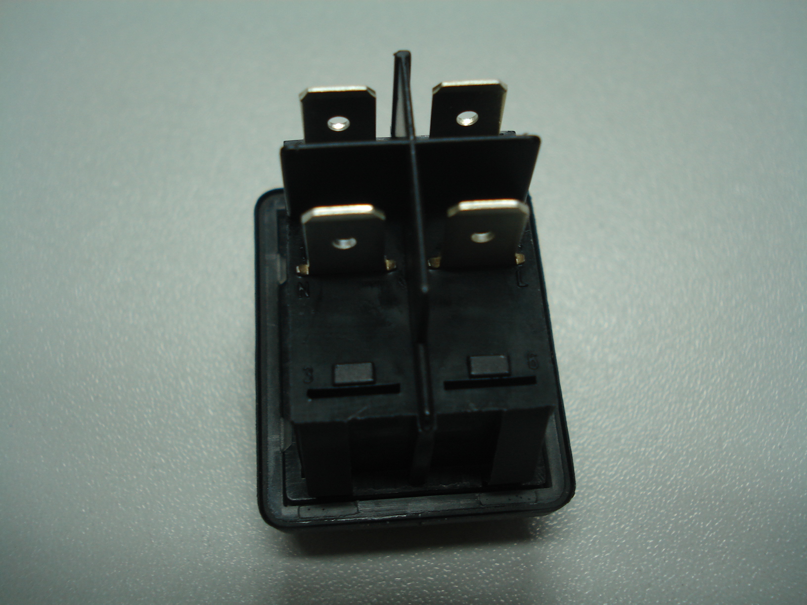 vypínač žlutozelený EUREKA PN 660080